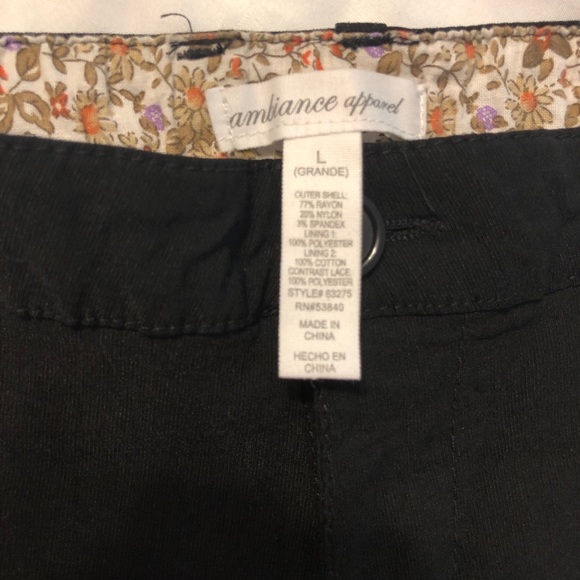 Black shorts w/detailed around leg opening ladies large equivalent to a 8 - Picture 8 of 8